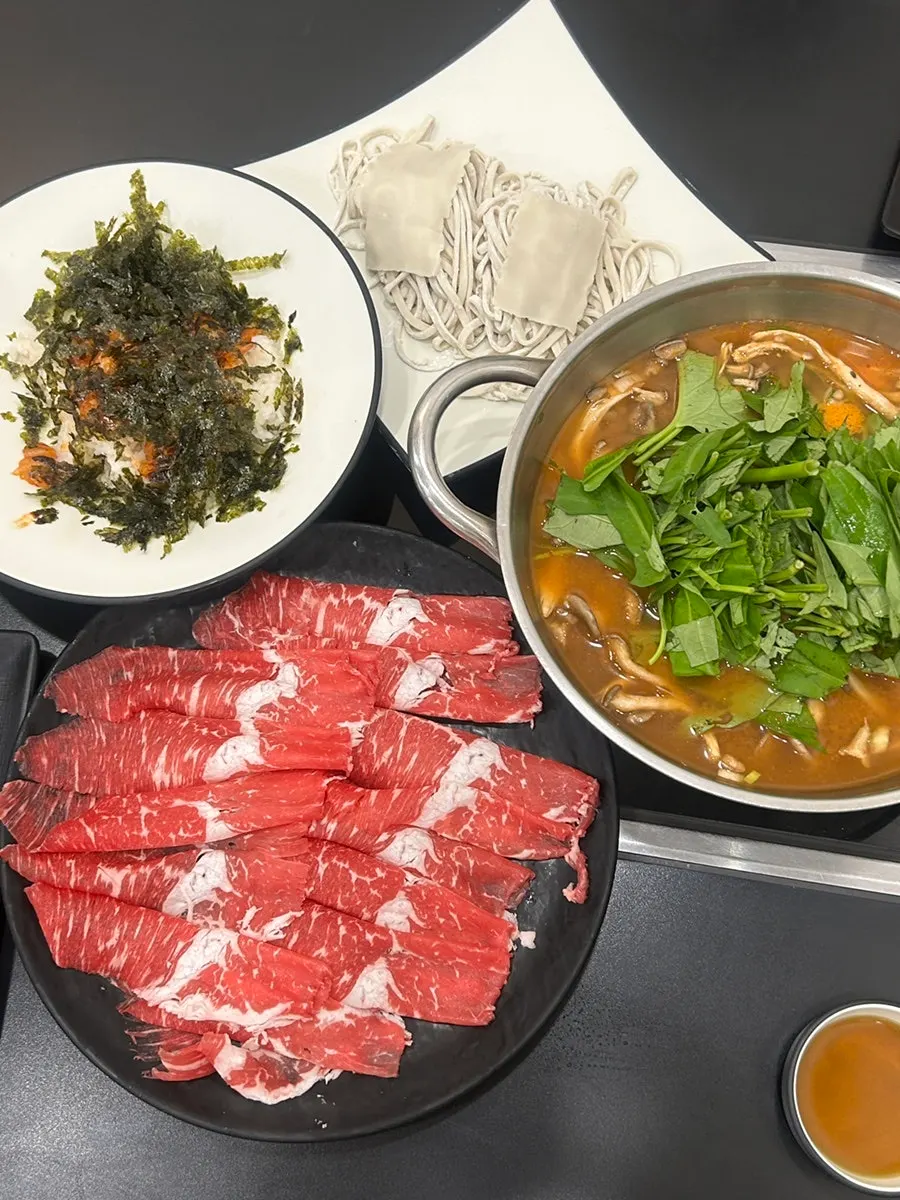 테이블에 놓인 샤브샤브 조리 설명서