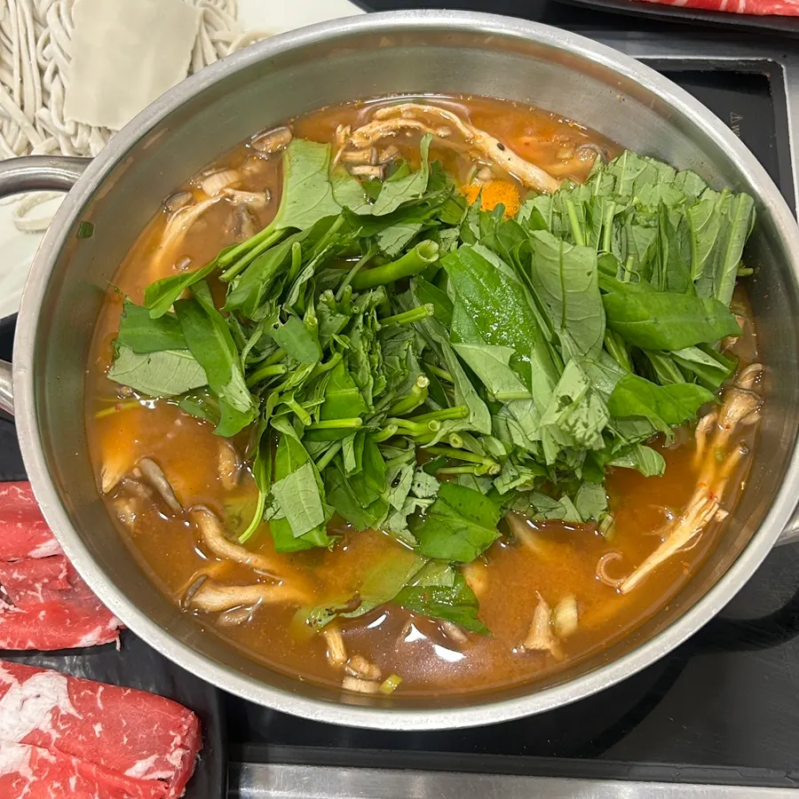 인덕션 위에서 끓기 시작한 육수