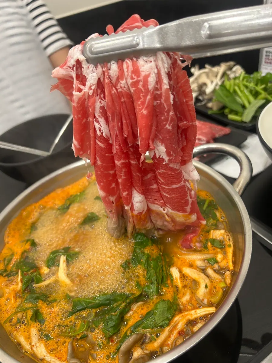 팔팔 끓는 빨간 샤브샤브 육수