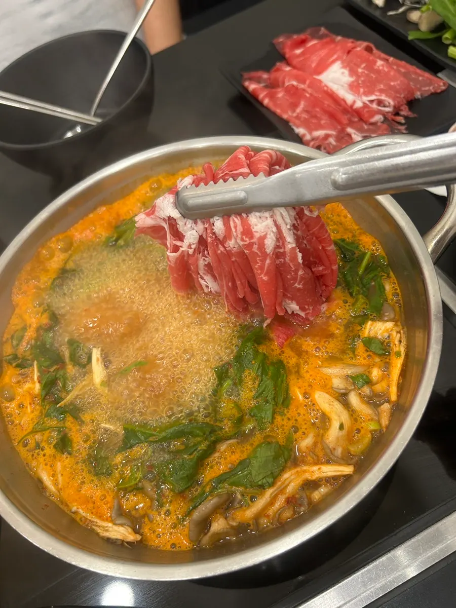 야채를 넣어 끓이는 샤브샤브 냄비