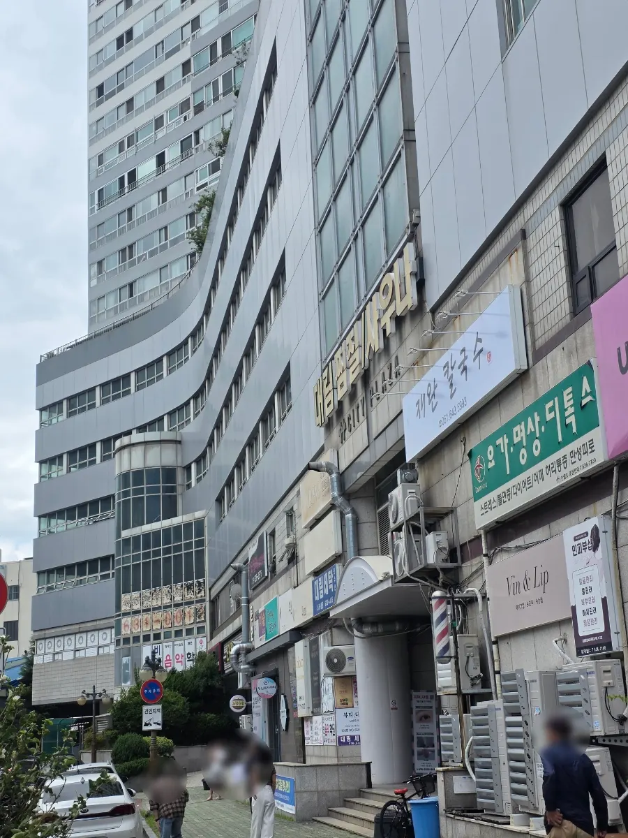 대림문현시티프라자 1층으로 이어지는 계단