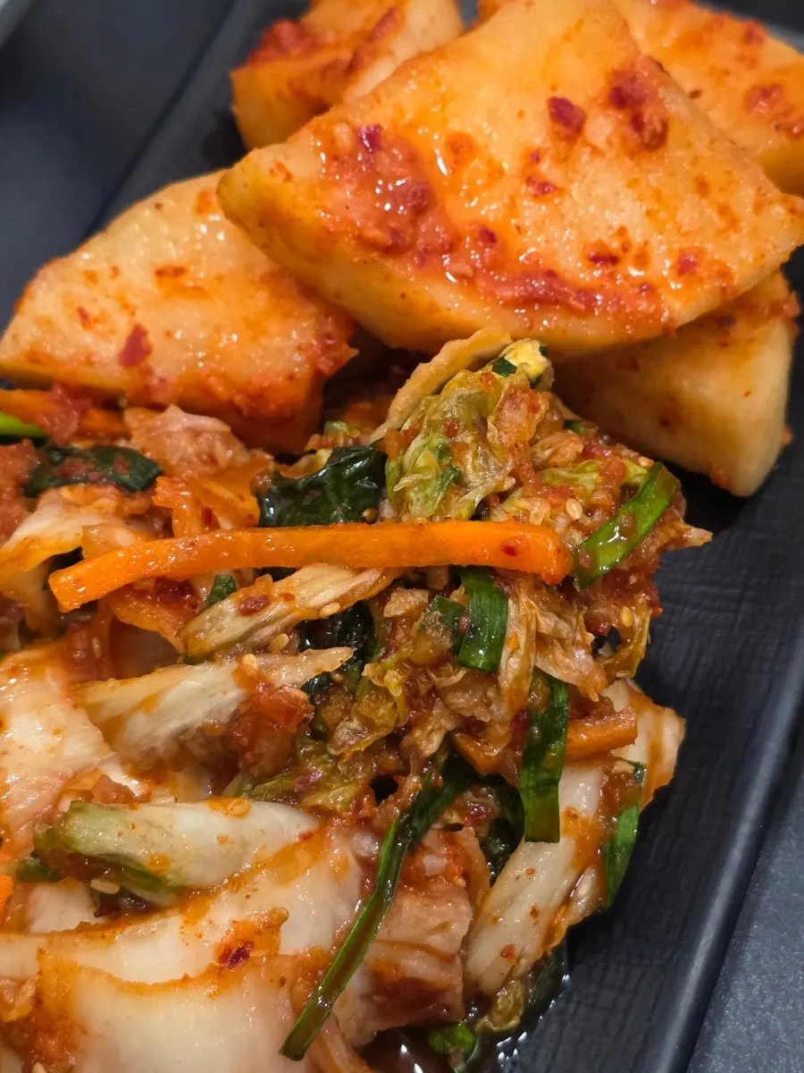 한 상 가득 차려진 샤브칼국수 구성