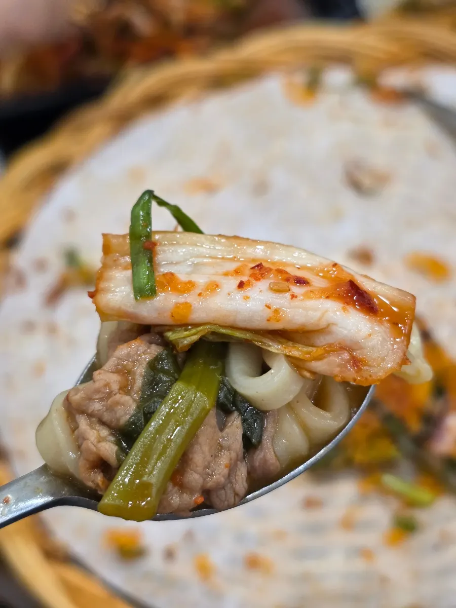 육수 밴 칼국수 면과 직접 담근 김치