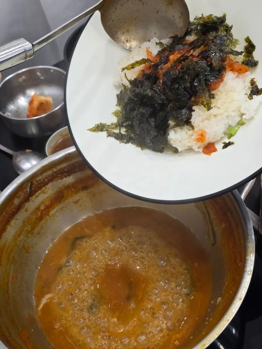 남은 국물에 만든 촉촉한 볶음밥