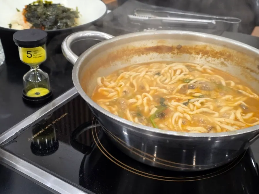 테이블마다 놓인 5분 모래시계