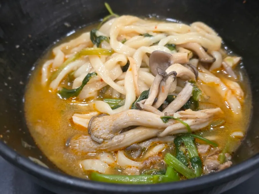 빨간 육수에 잘 익은 자가제면 칼국수