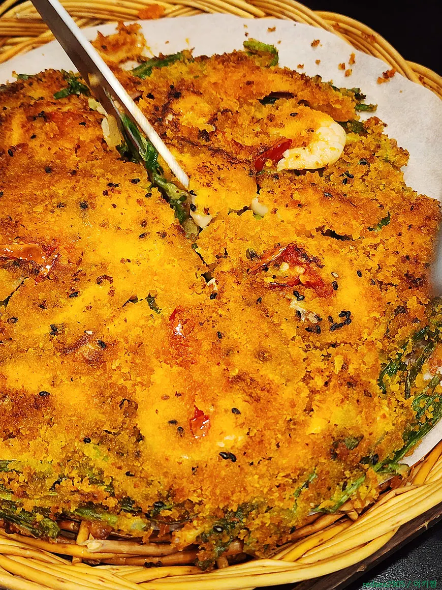 Crispy seafood pajeon at Yunujae Munhyeon Shabu Kalguksu