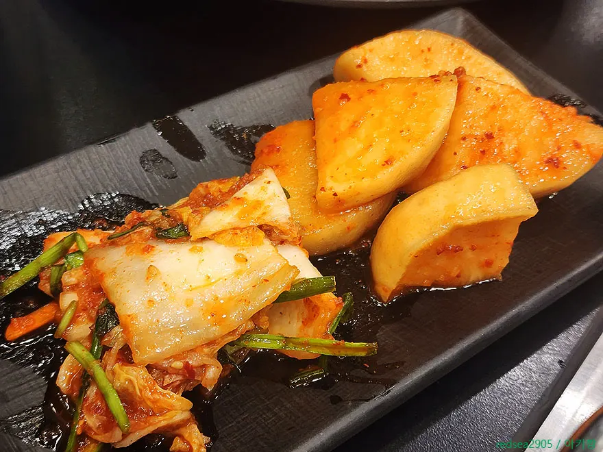 Kimchi and kkakdugi brought over from the self-serve bar