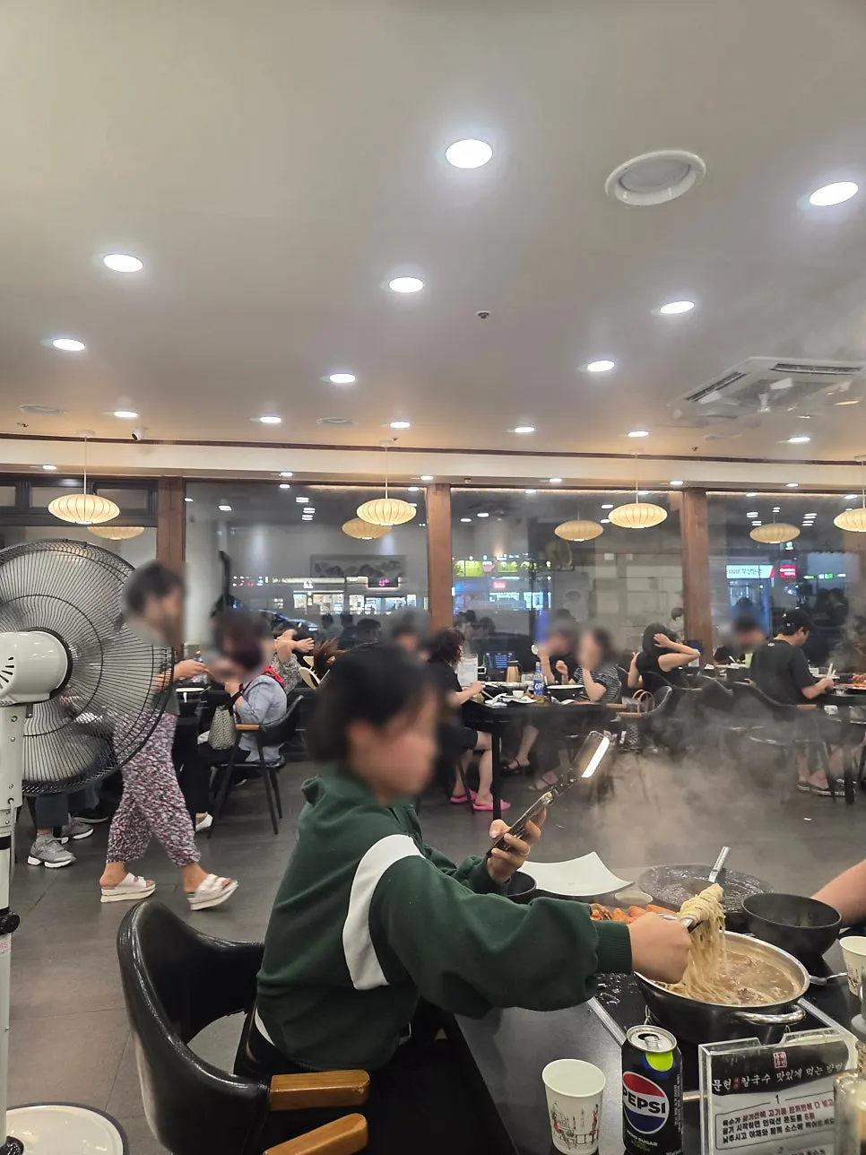 연기 없는 쾌적한 실내 전경