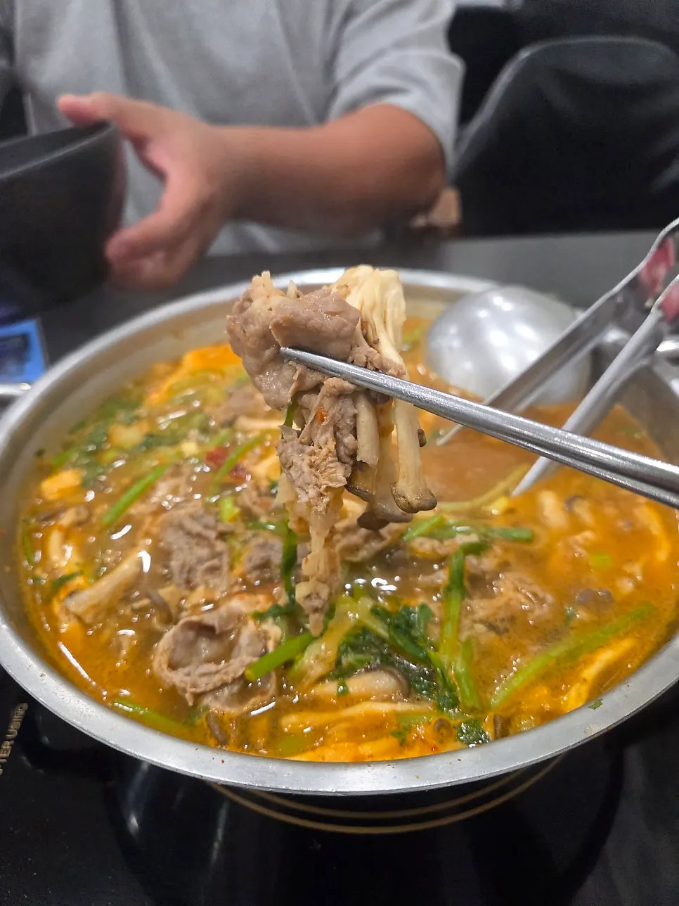 육수에 익힌 등심과 버섯 야채