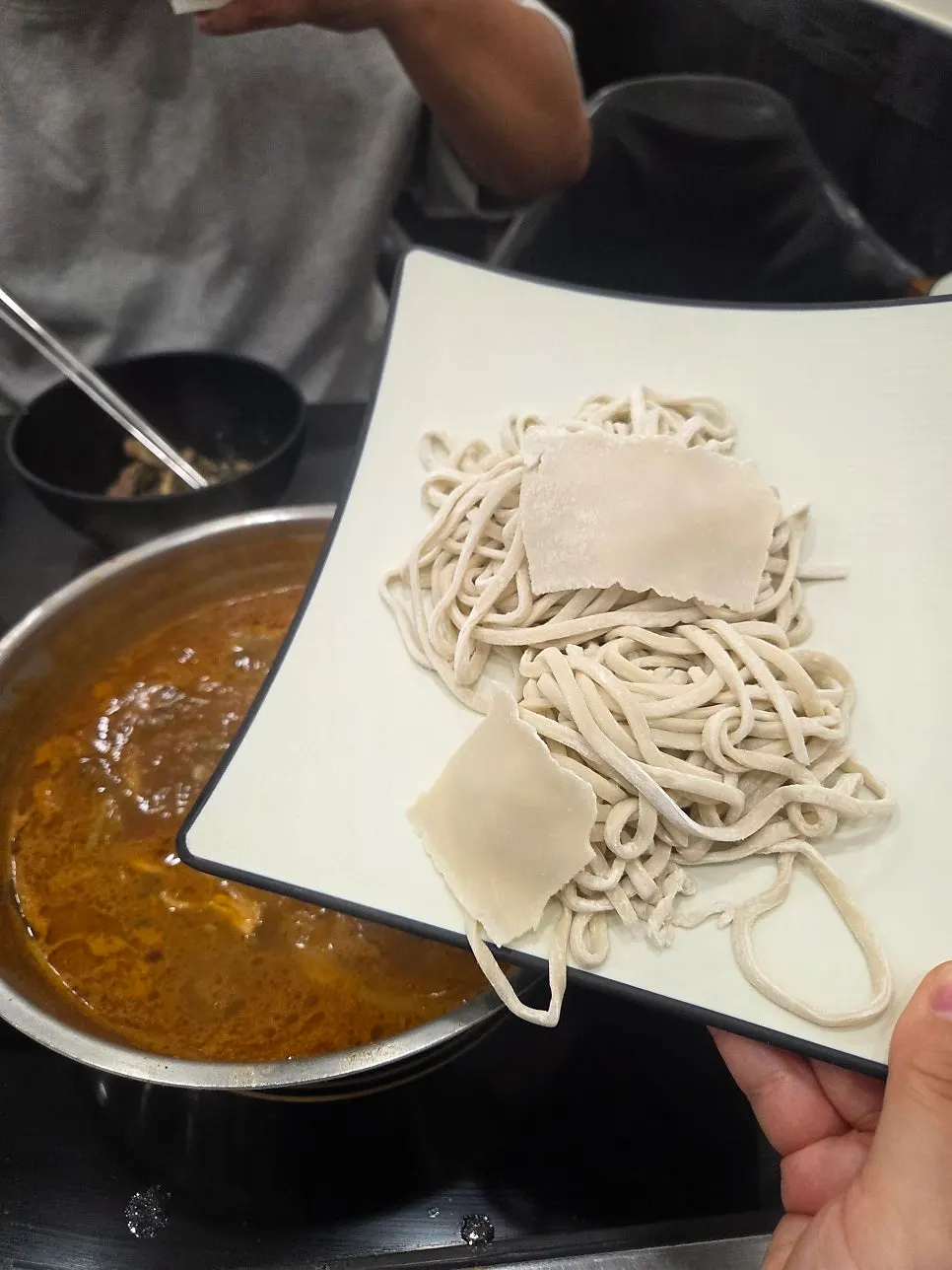 와사비 간장 소스에 찍은 샤브샤브 고기