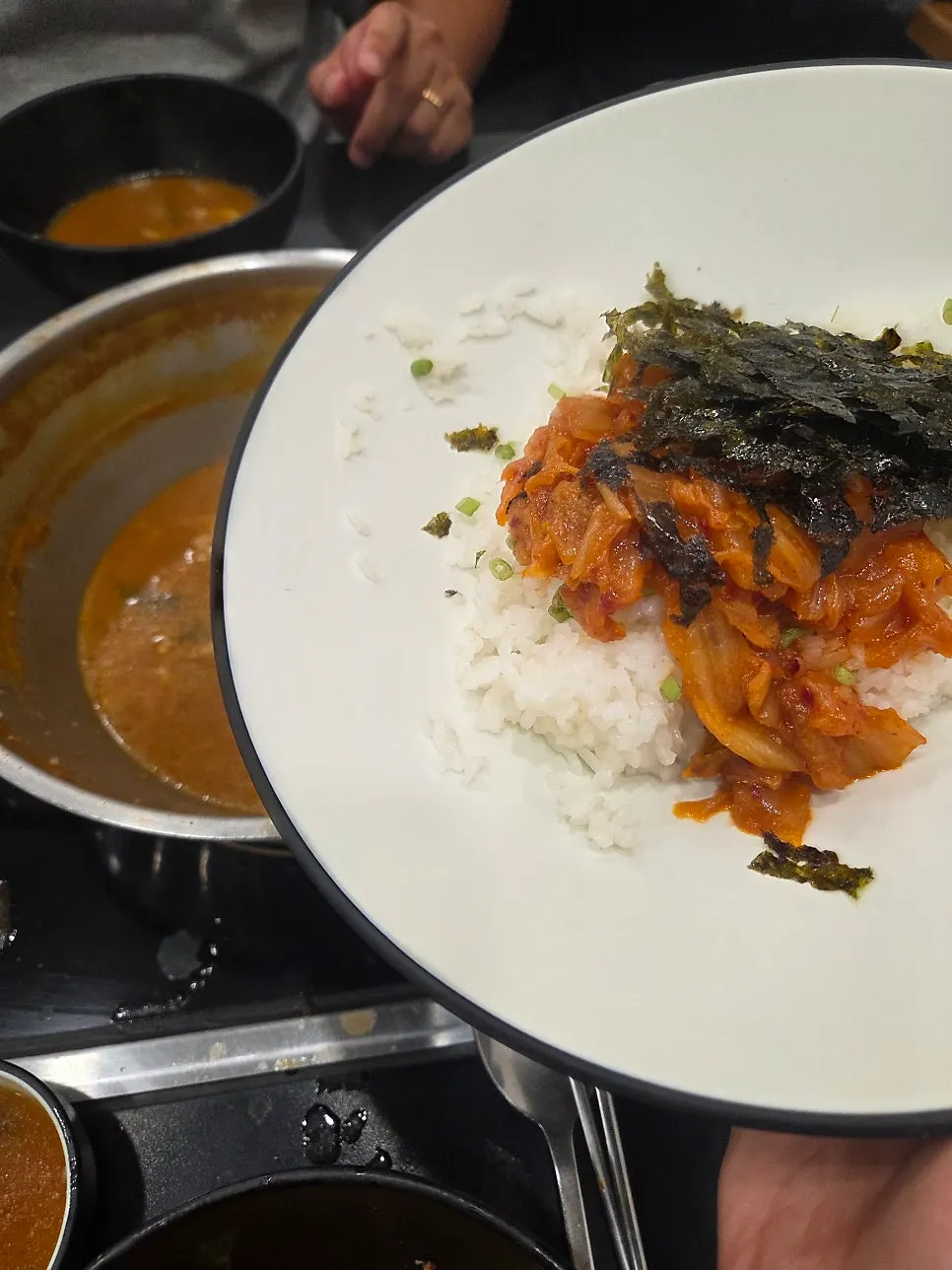 얼큰한 육수에 넣어 끓인 칼국수