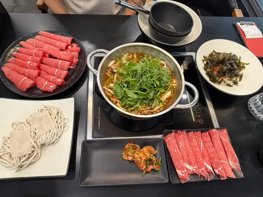 야채가 가득 올라간 얼큰한 샤브샤브 냄비