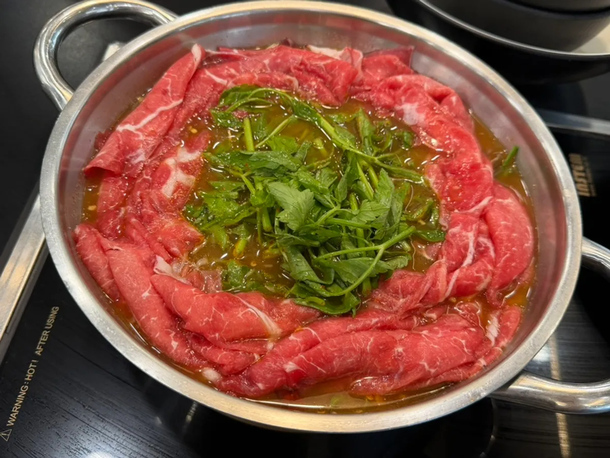 끓어오르는 얼큰 샤브샤브 국물과 고기