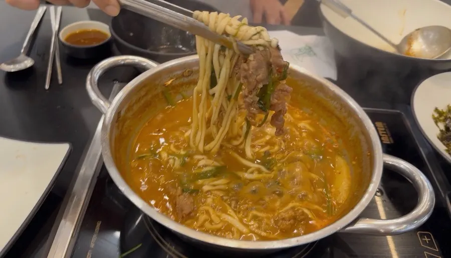 국물이 진해진 샤브 칼국수 한 그릇