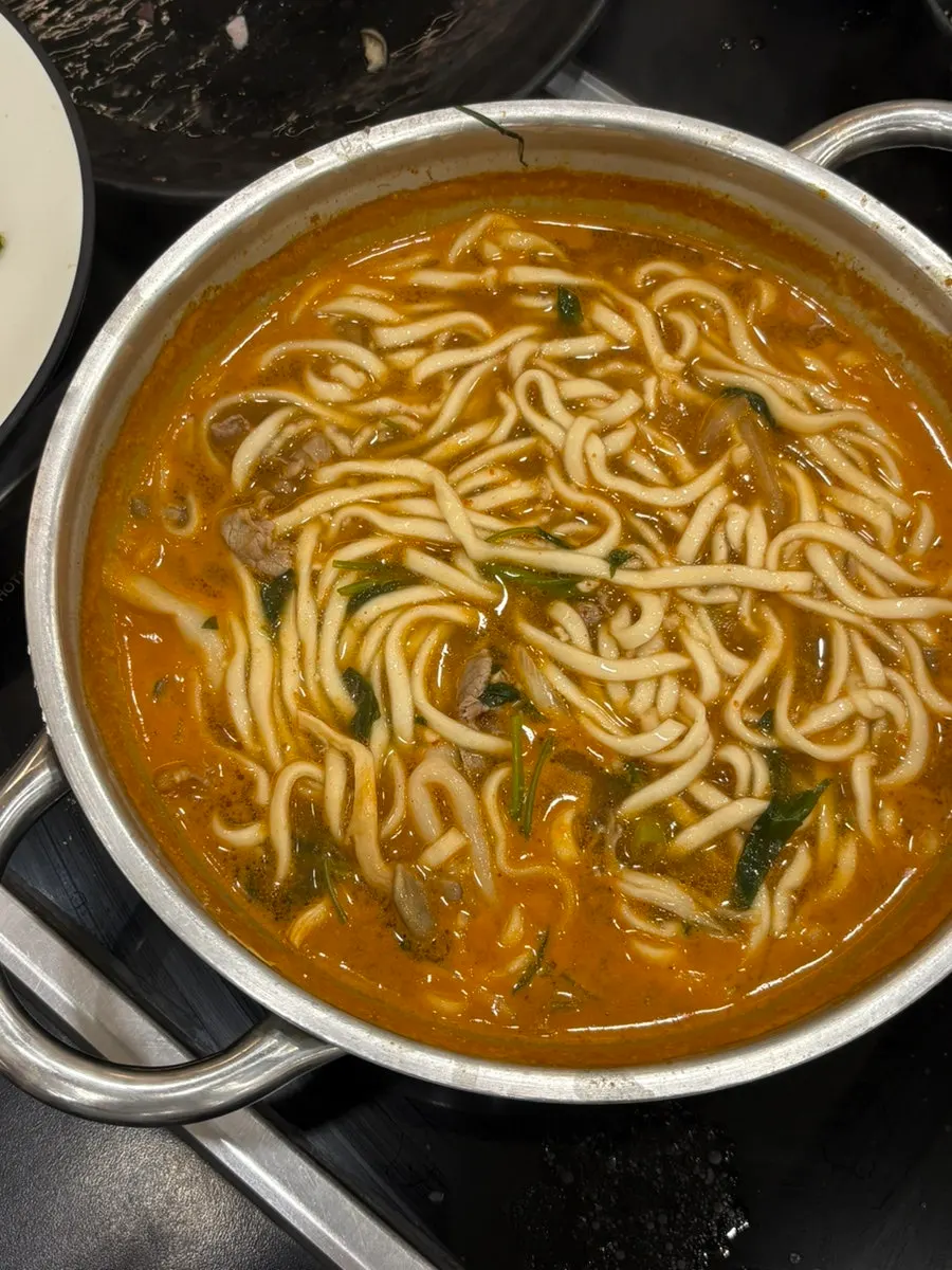 Eating shabu-shabu meat together with kimchi
