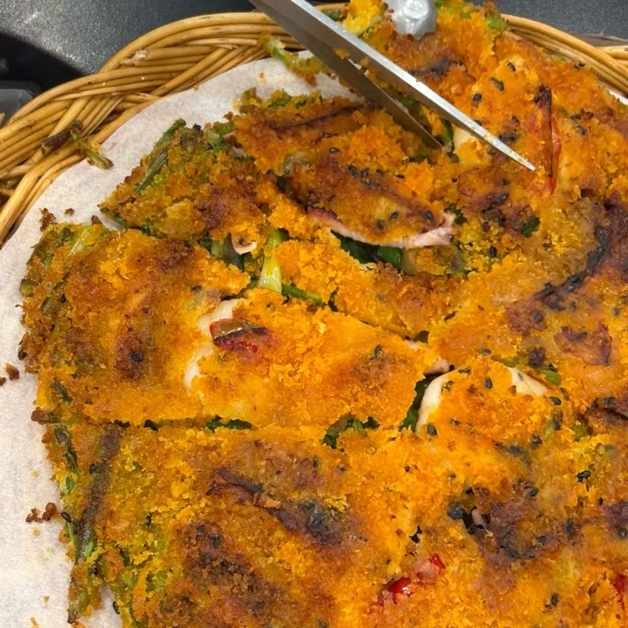 A whole giant seafood pajeon