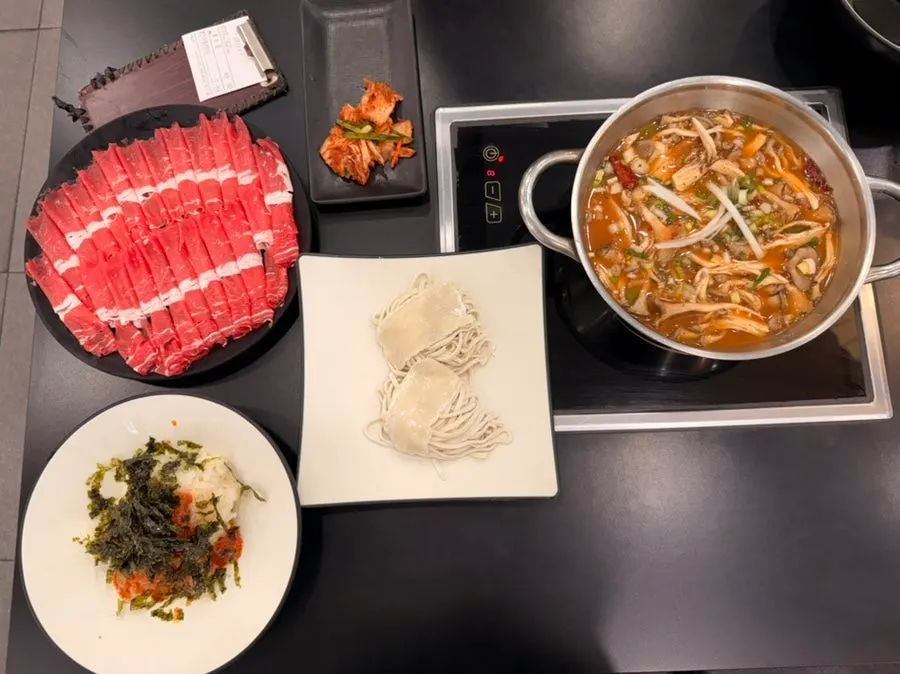 버섯이 듬뿍 담긴 빨간 얼큰 육수 냄비