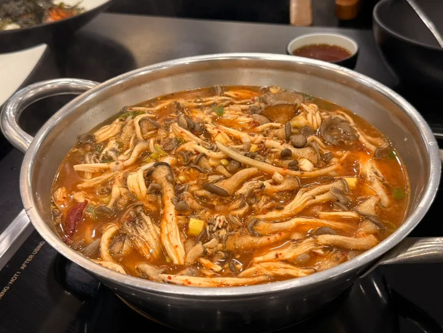 진해진 빨간 육수와 야채