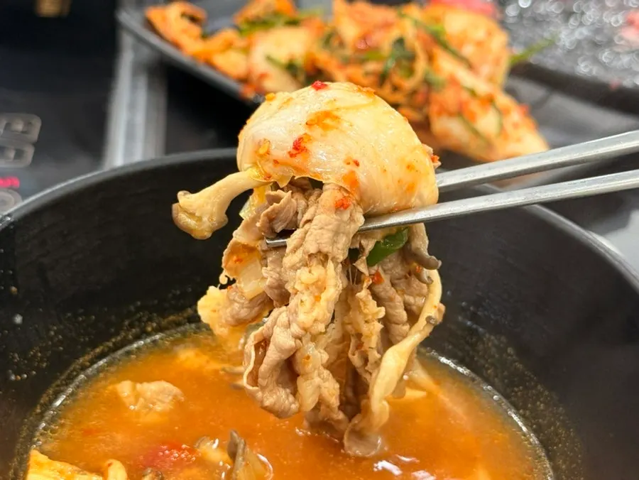 육수에 익힌 등심과 버섯