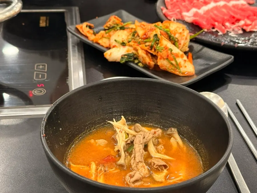 추가한 버섯이 담긴 접시