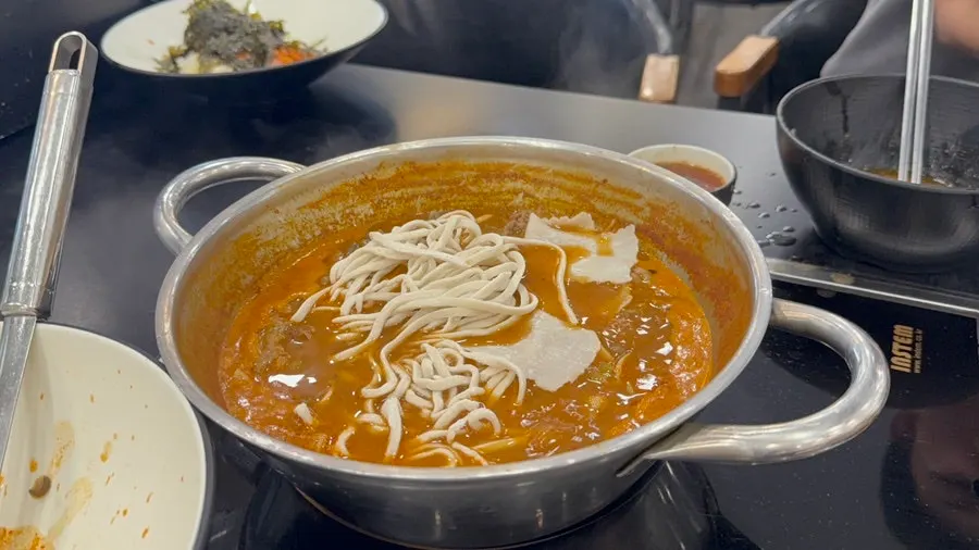 추가한 칼국수 사리 한 접시