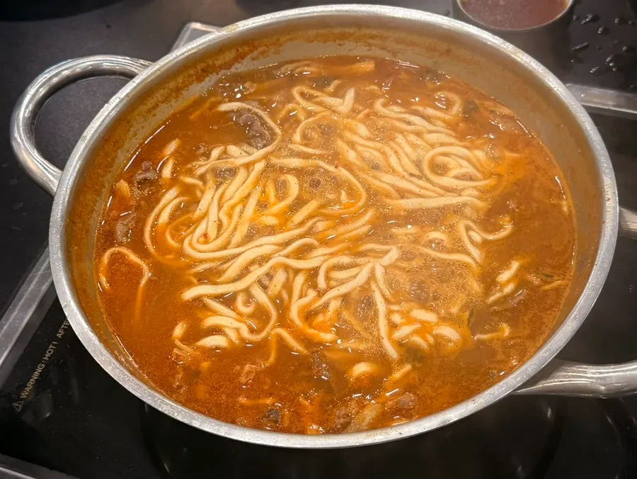 얼큰한 육수에 넣고 끓인 칼국수