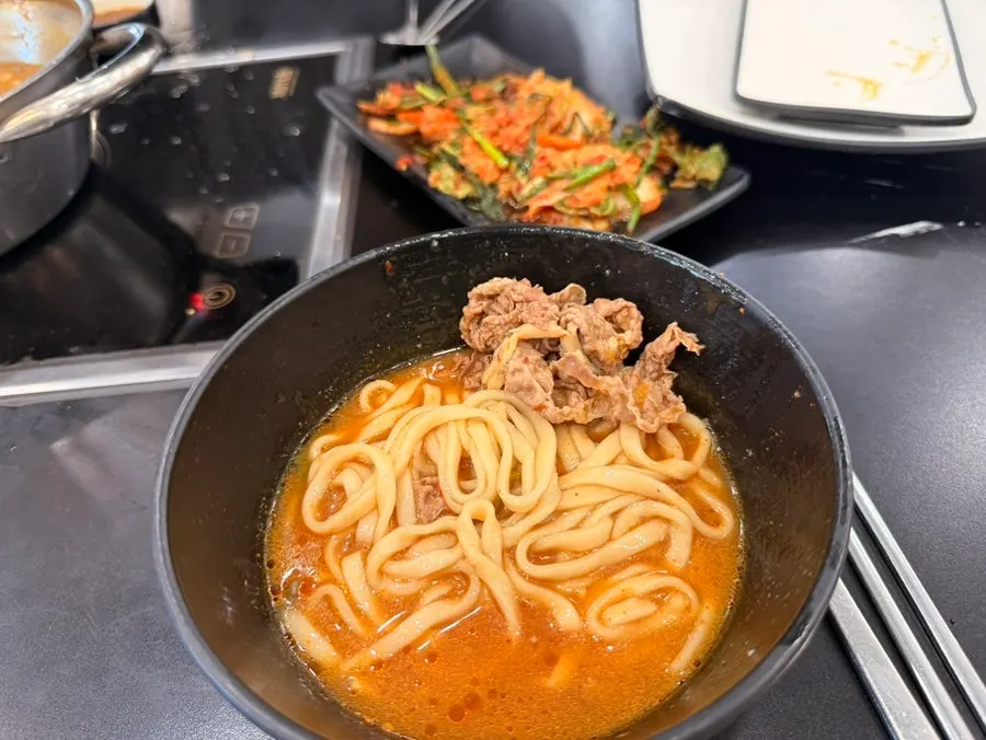 국물이 밴 칼국수 면