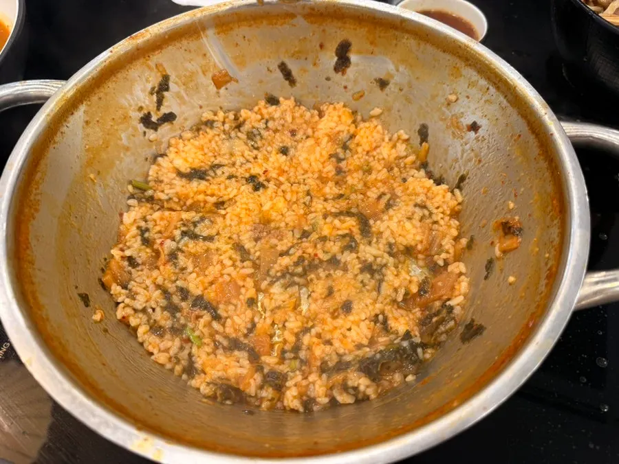 김가루 올린 완성된 볶음밥
