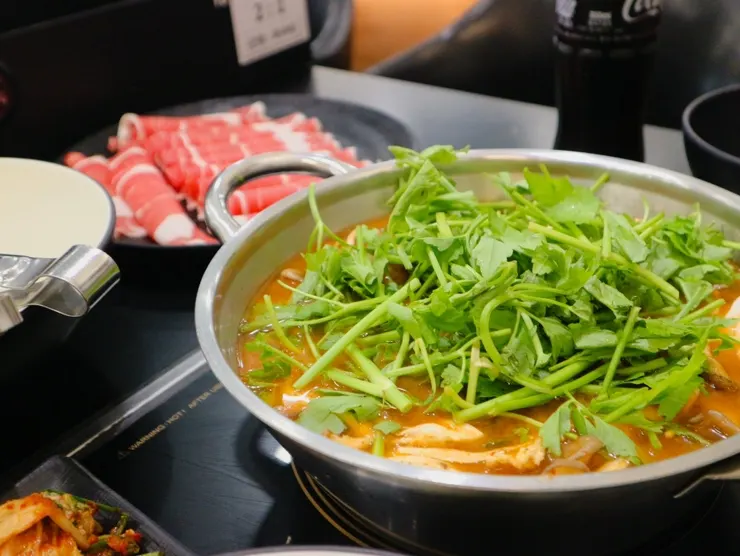 윤우재 문현샤브 칼국수 메뉴판