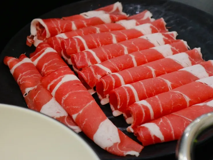 끓기 시작한 빨간 샤브 육수
