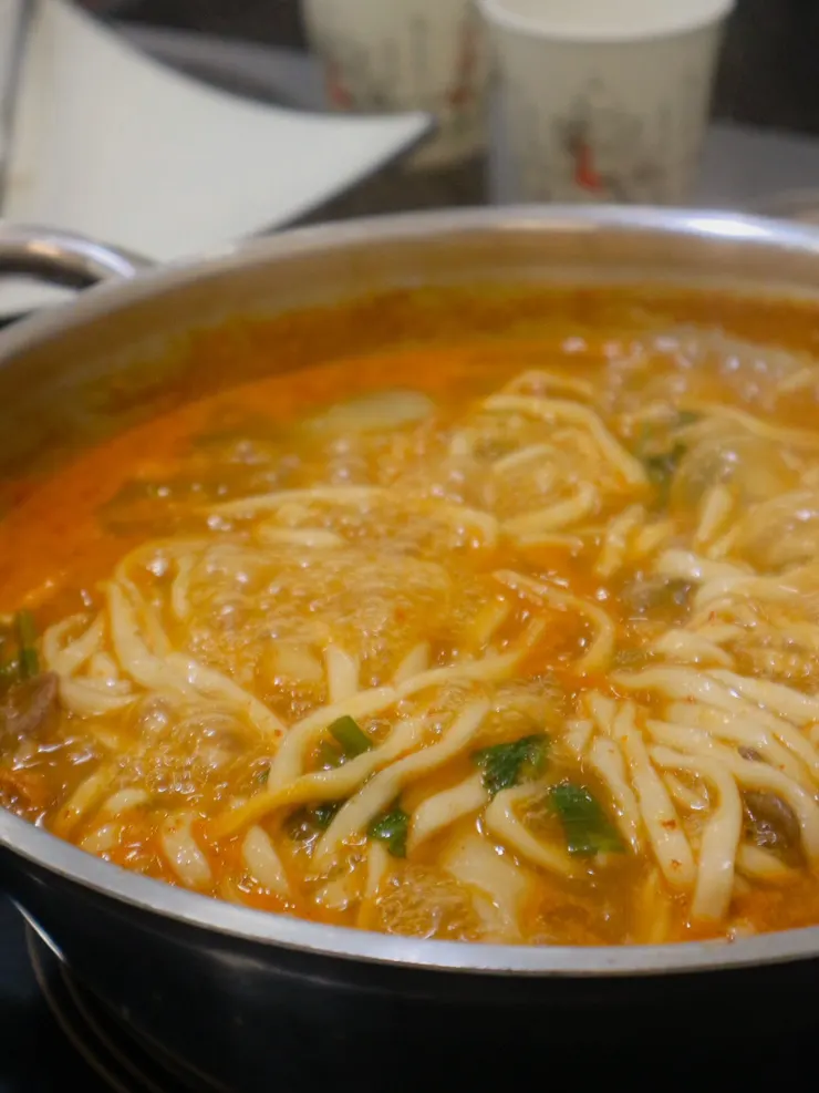 육수에 넣어 끓이는 칼국수 면