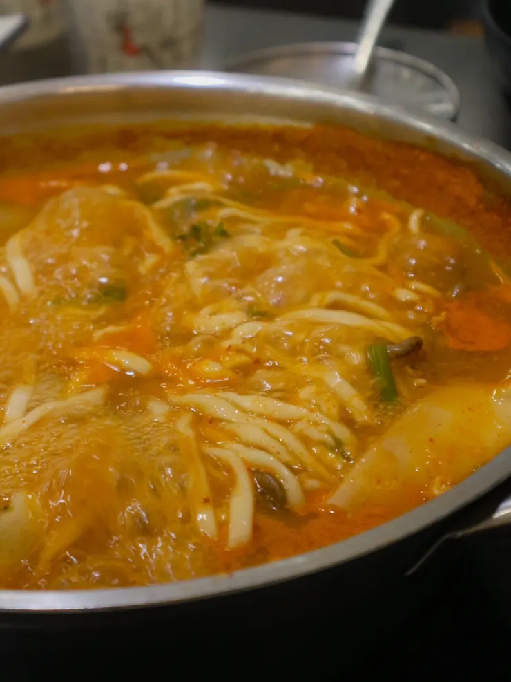얼큰한 국물이 배인 칼국수