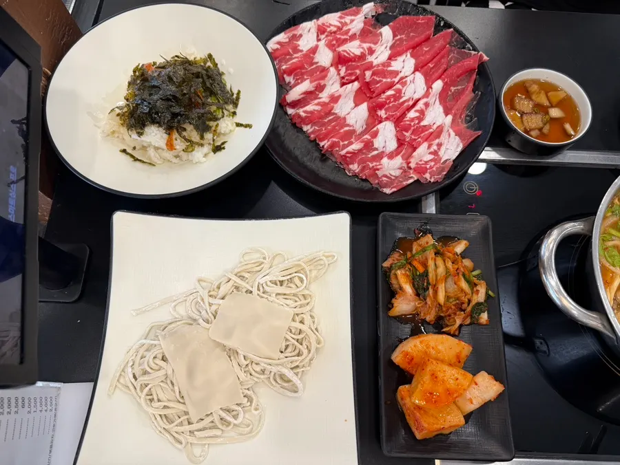 샤브샤브 채소와 버섯 접시