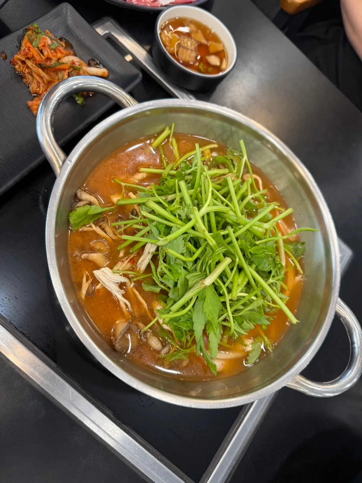 빨간 육수 냄비와 샤브칼국수 한 상