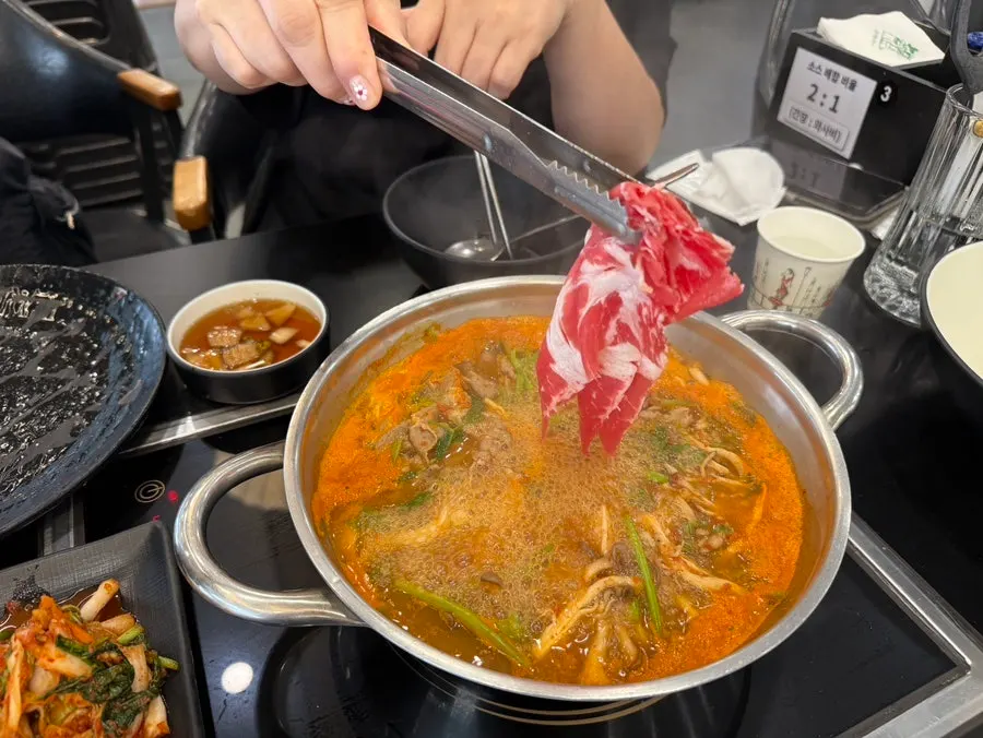 얇게 썬 등심을 육수에 넣는 모습