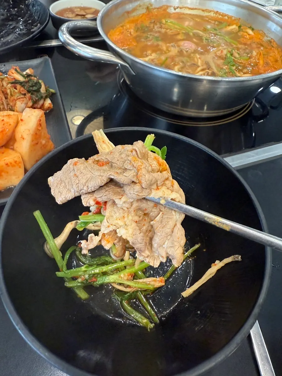 육수에서 금방 익은 샤브샤브 고기