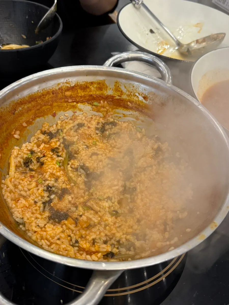 얼큰한 육수에 익힌 자가제면 칼국수
