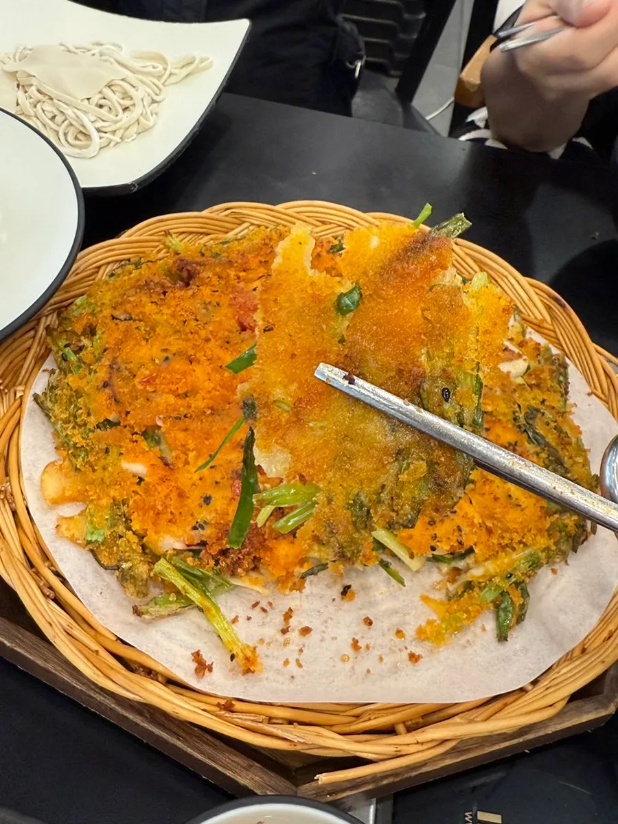 바삭하게 부쳐진 해물파전