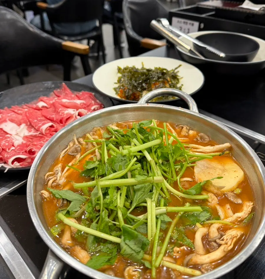 Exterior view of Yunujae Munhyeon Shabu Kalguksu