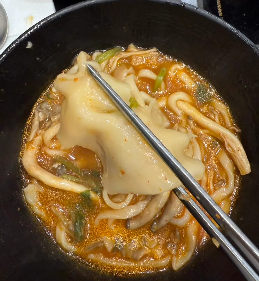 Sujebi dough flakes in the kalguksu