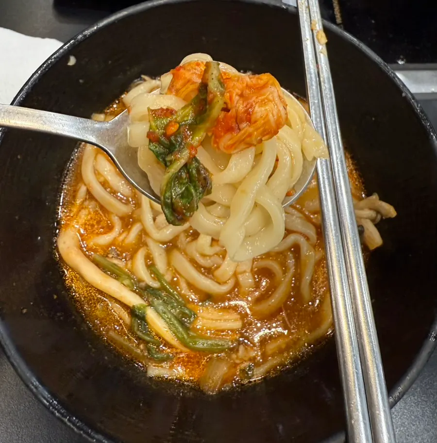 Shabu kalguksu eaten together with kimchi