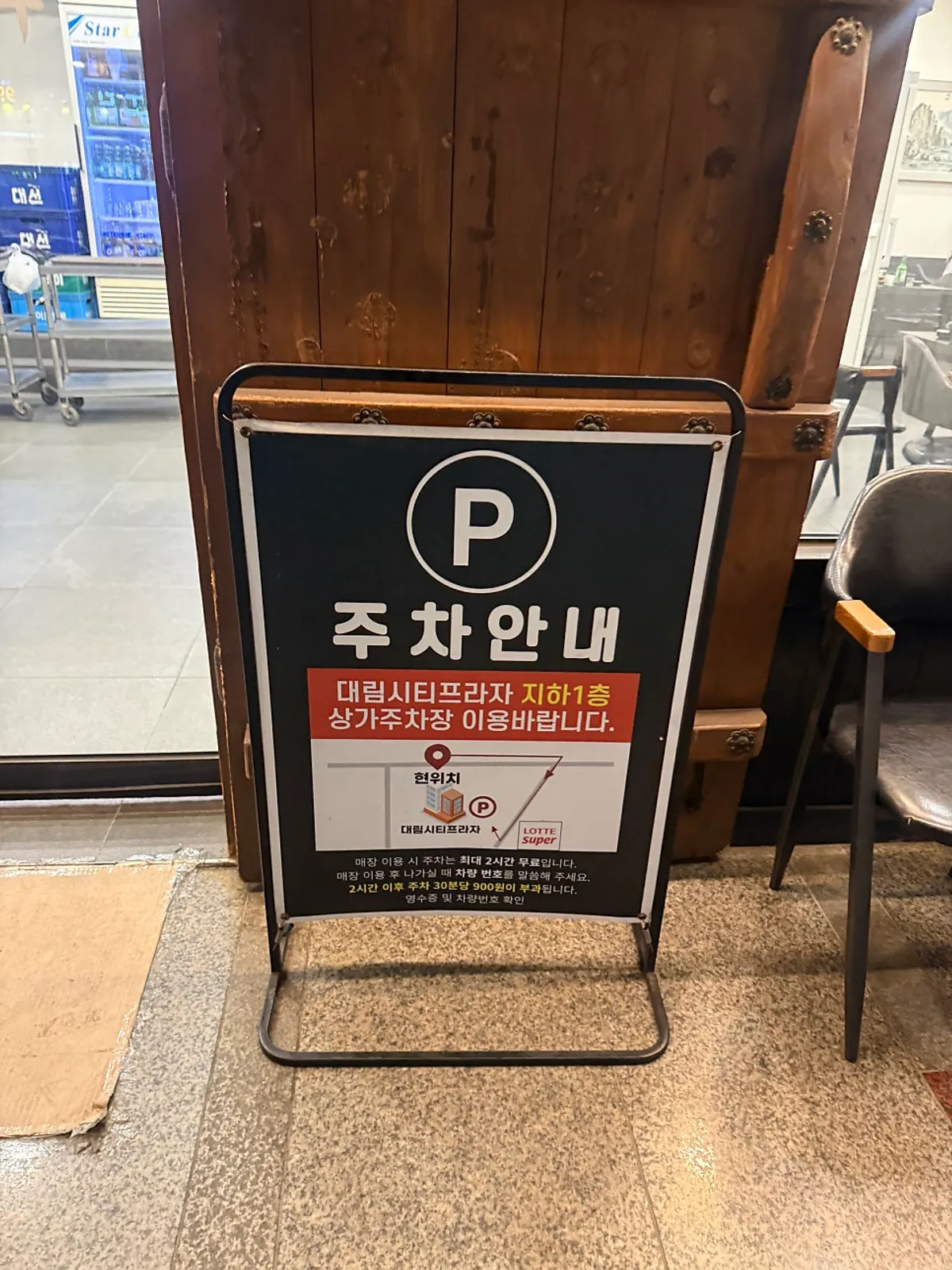 A full spread of Yunujae shabu kalguksu in Munhyeon-dong