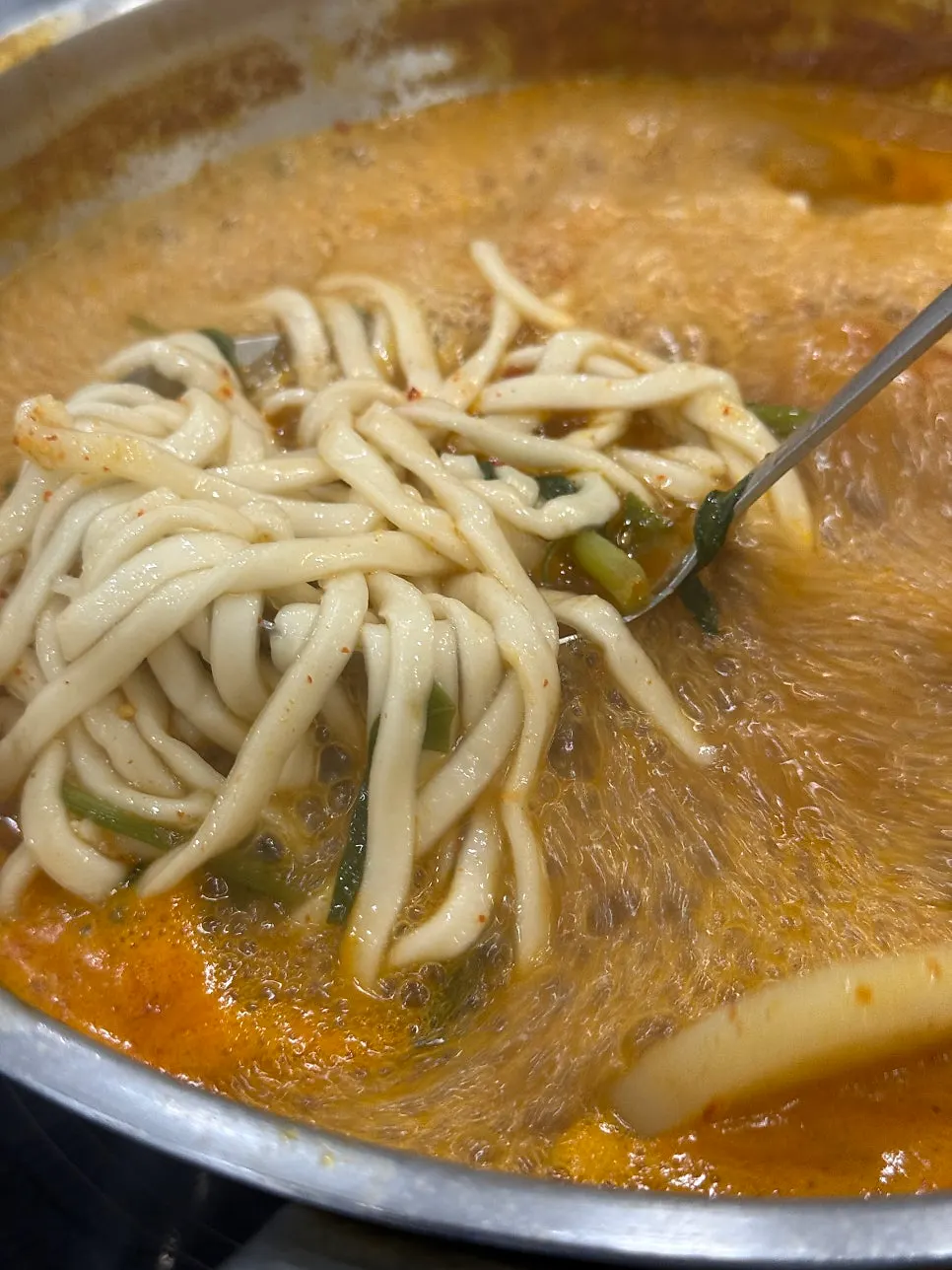 Cooking sirloin in the red broth