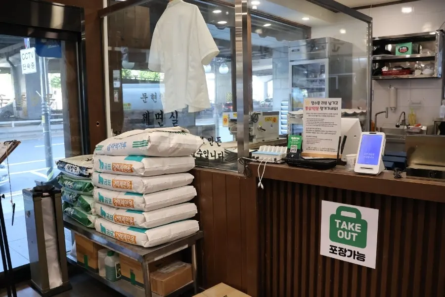 Entrance of the restaurant on the first floor of Daerim Munhyeon City Plaza