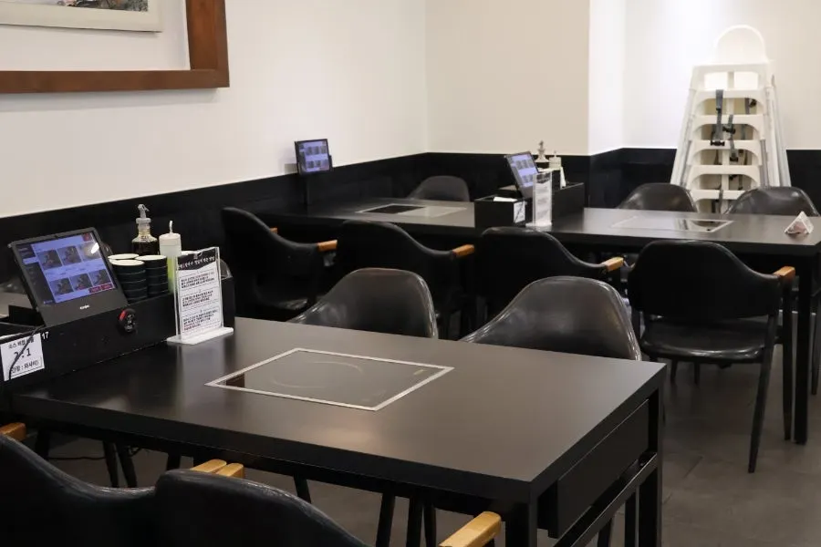 Table layout with generous spacing in the restaurant