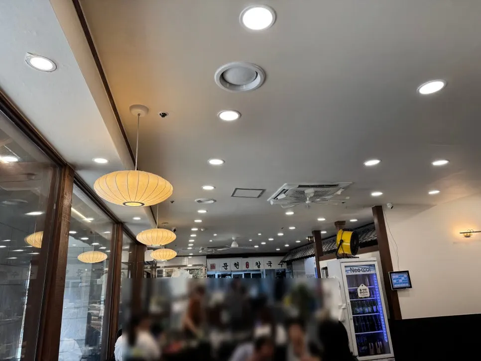 ランチタイムを過ぎても満席の店内の様子