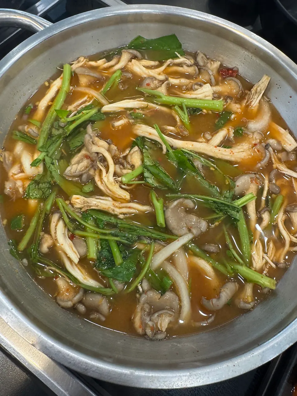 ヒラタケとセリが盛られた野菜皿