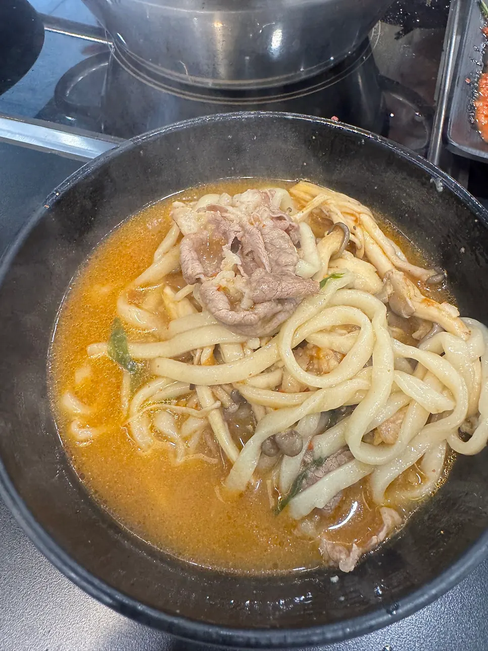 煮込んだ肉ときのこを取り分けた皿