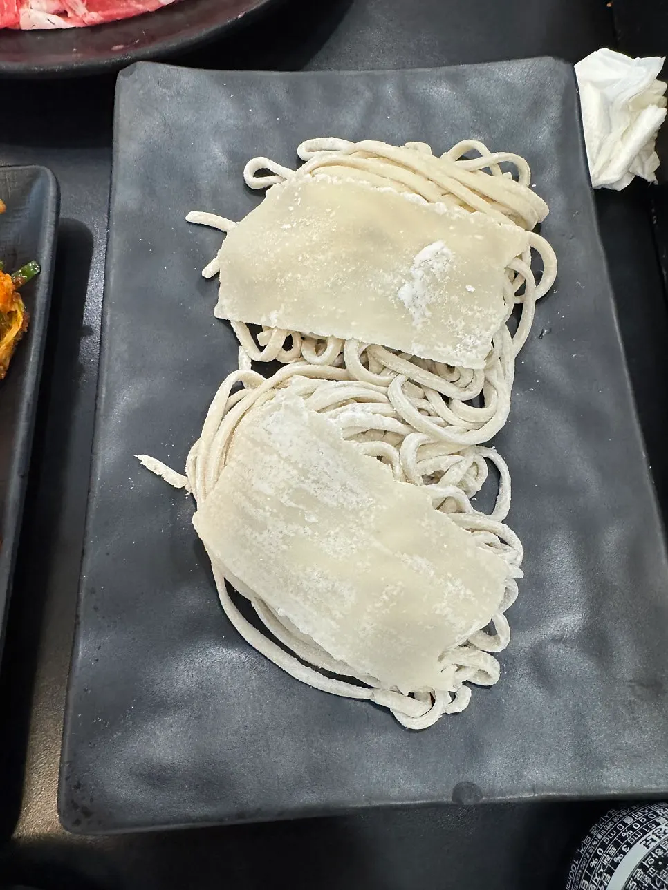 太い自家製麺のカルグクスの麺